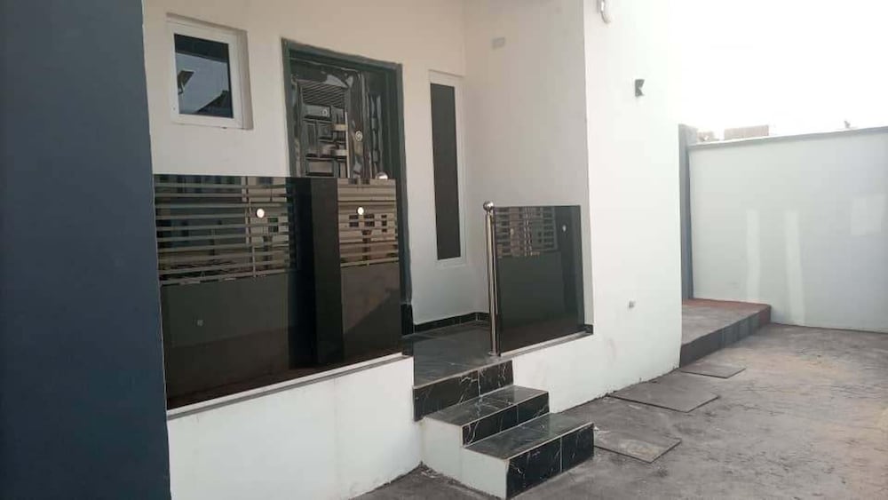 Shimawa-apartment-sleeps2-parking-24/7security
