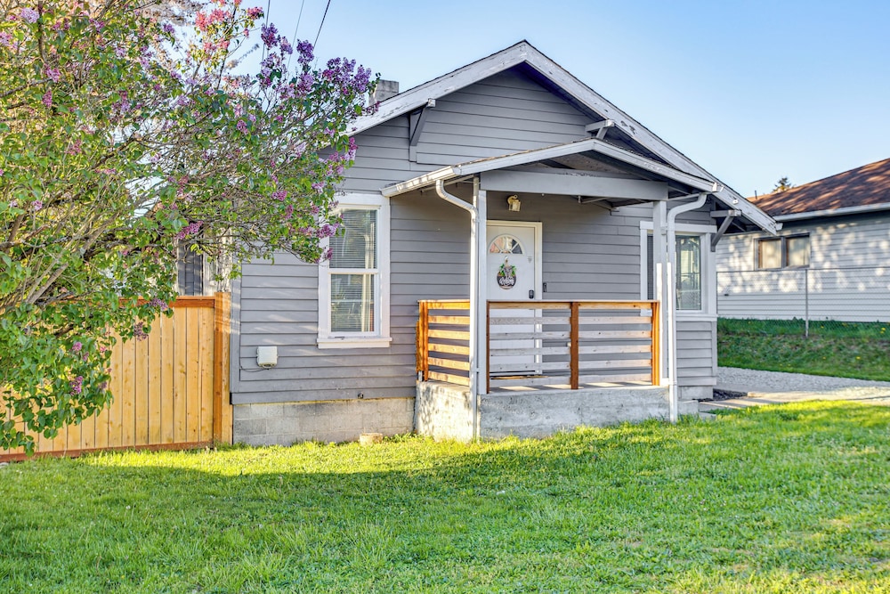 4 Mi to Several Museums: Quaint Tacoma Home