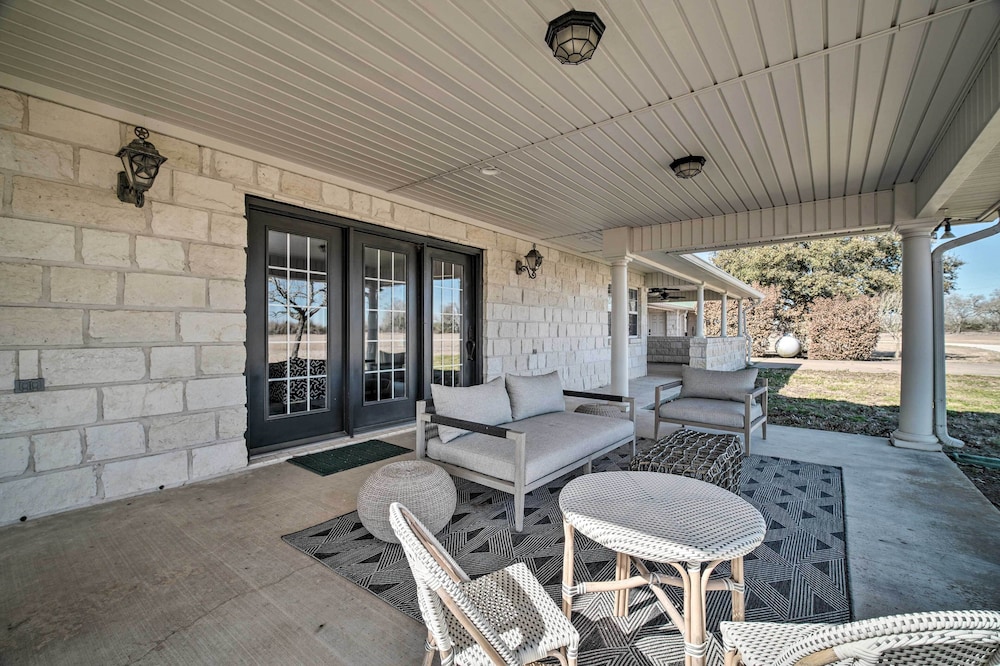 Luxurious Navasota Retreat - 14 Mi to A & M! view 3