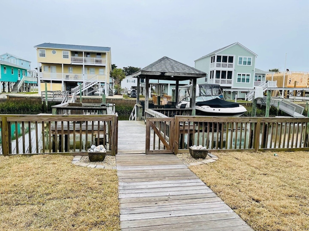 Beach Bells 4 Bedroom Home by RedAwning