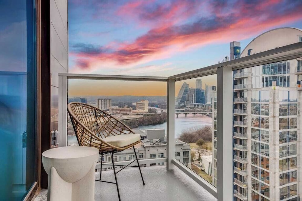 Luxe High Rise Near DT Austin w/ Views Rooftop Pool, Gym, & Luxe Amenities