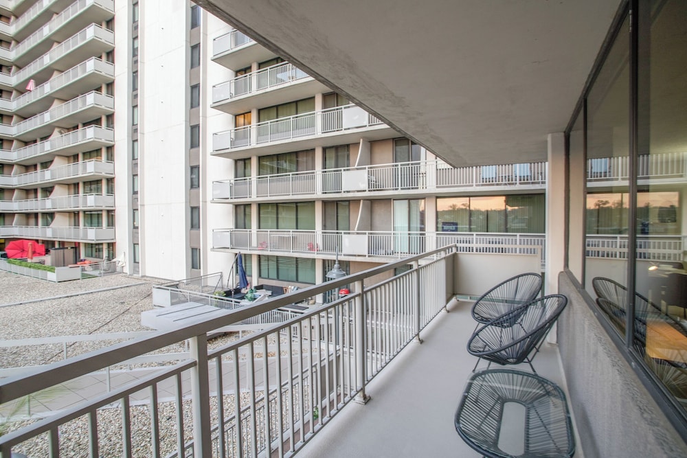 Modern Apt Near Airport & Metro