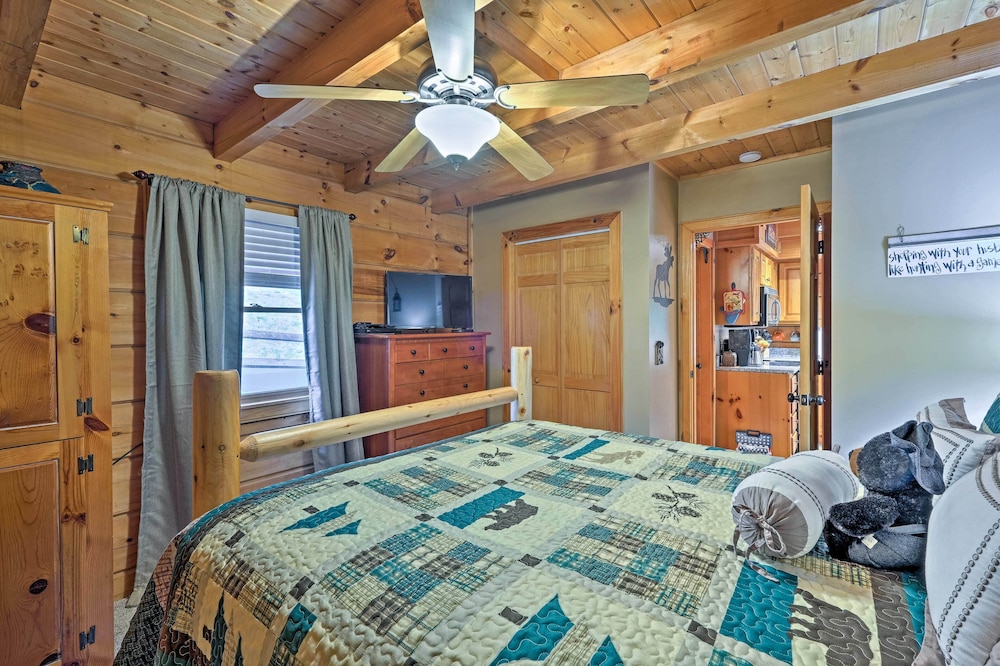 Return to Eden Cabin w/ Hot Tub: 4 Mi to Dollywood view 3