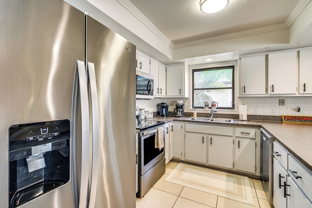 Walk to Sugar Sands: Retreat in Fort Myers Beach