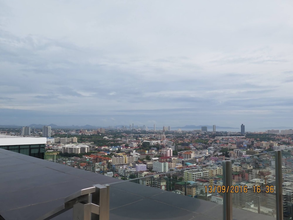 The Base Central Pattaya - 1 bdr Condo With Pool