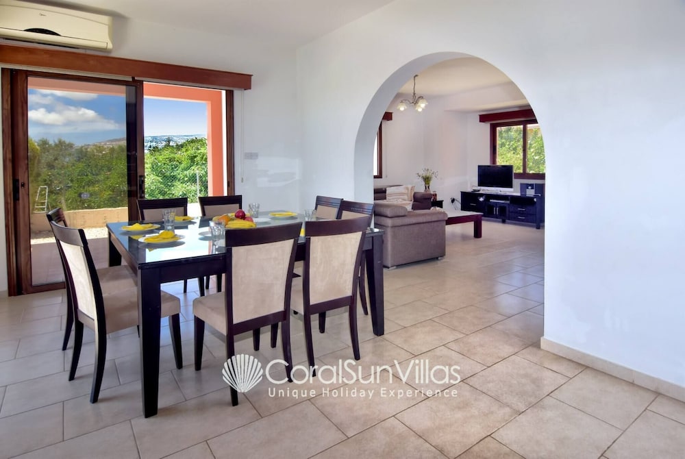 Family Villa Short Walk To Coral Bay Strip 5 Min and Pub, Shops etc