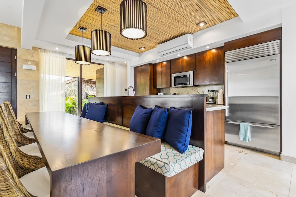 Beachfront Villa - Sunsets and Daily Maid Service