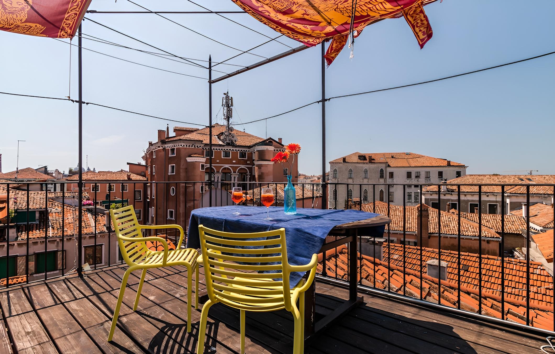 20 Windows on Venice