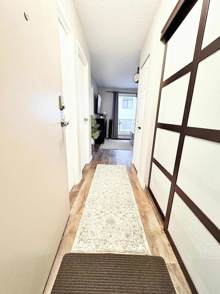 Stylish Downtown Condo near Rogers Place | Parking, Gym, Balcony & Kitchen