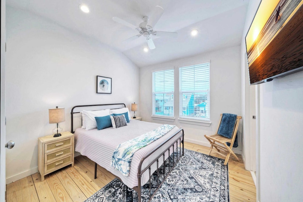 Sleeps 20 2 Homes in Mercer Village w/ Pool Heart of Old Town, Walkable