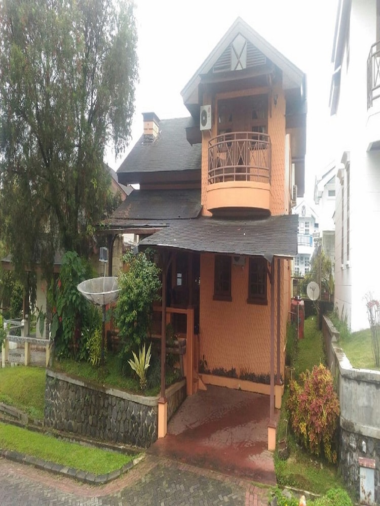 Villa Kota Bunga Violet