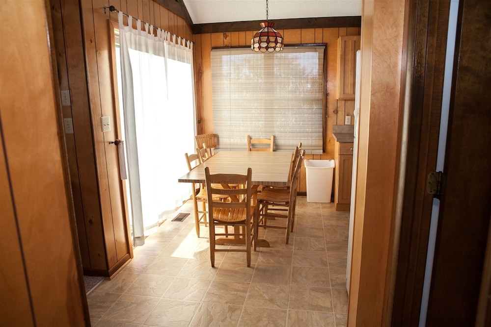 Sound Rider 3 Bedroom Cottage by RedAwning