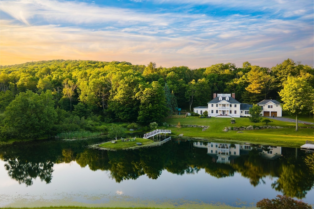 Sunny Pond by Avantstay Secluded Estate w a Private Pond Gym Movie Theater