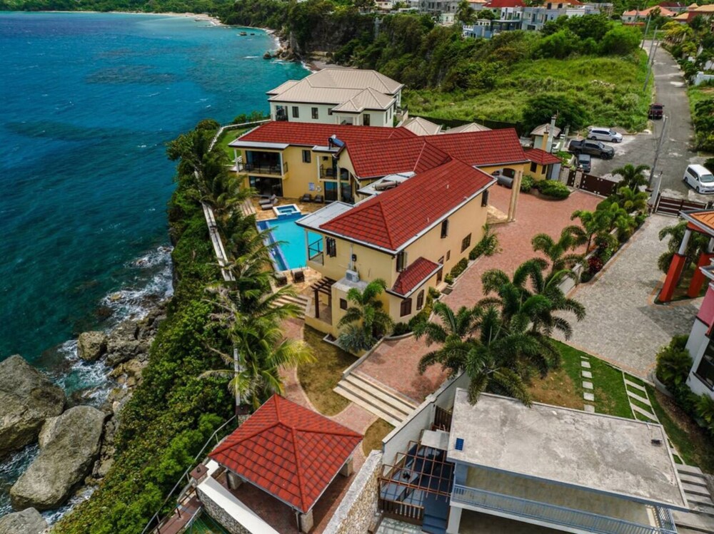 Luxury Oceanfront Villa in Tower Isle