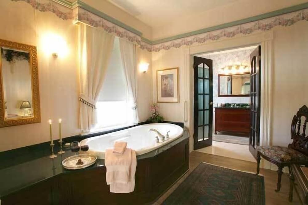 Charlottetown Vacations - The Elmwood Heritage Inn - Property Image 5