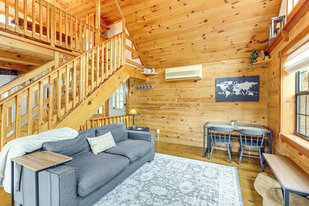 Secluded Mtn-view Cabin w/ Fireplaces in Murphy!