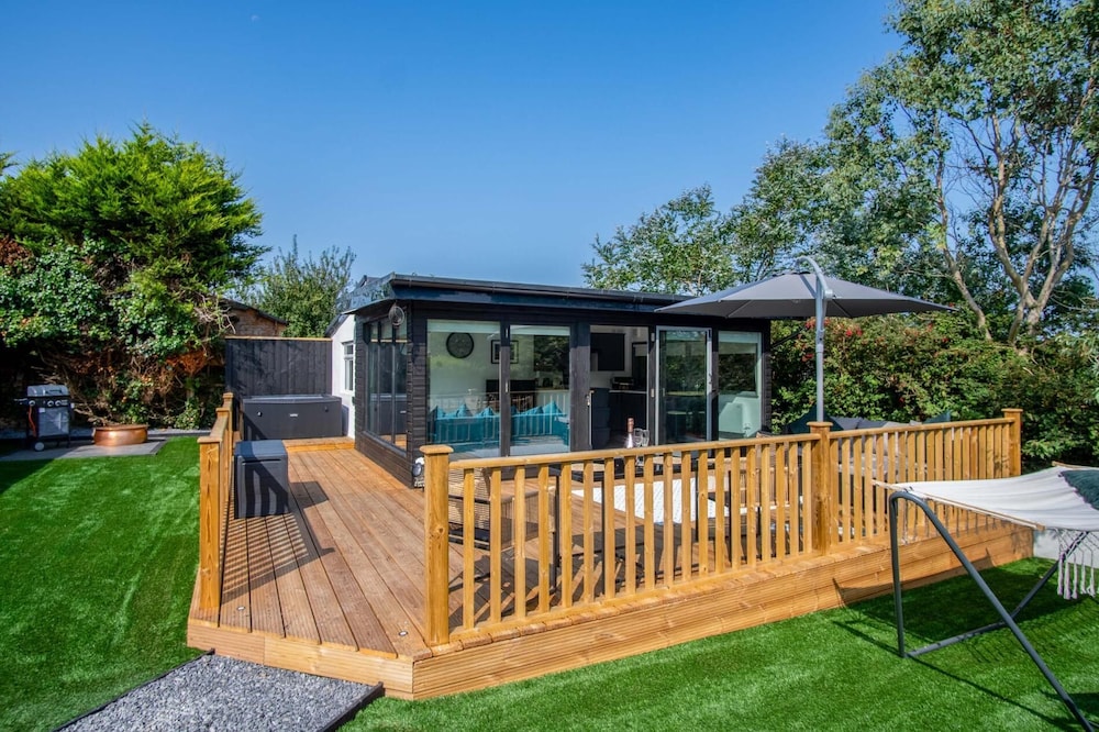 Cedars Lodge - Hot Tub - Penally - Tenby