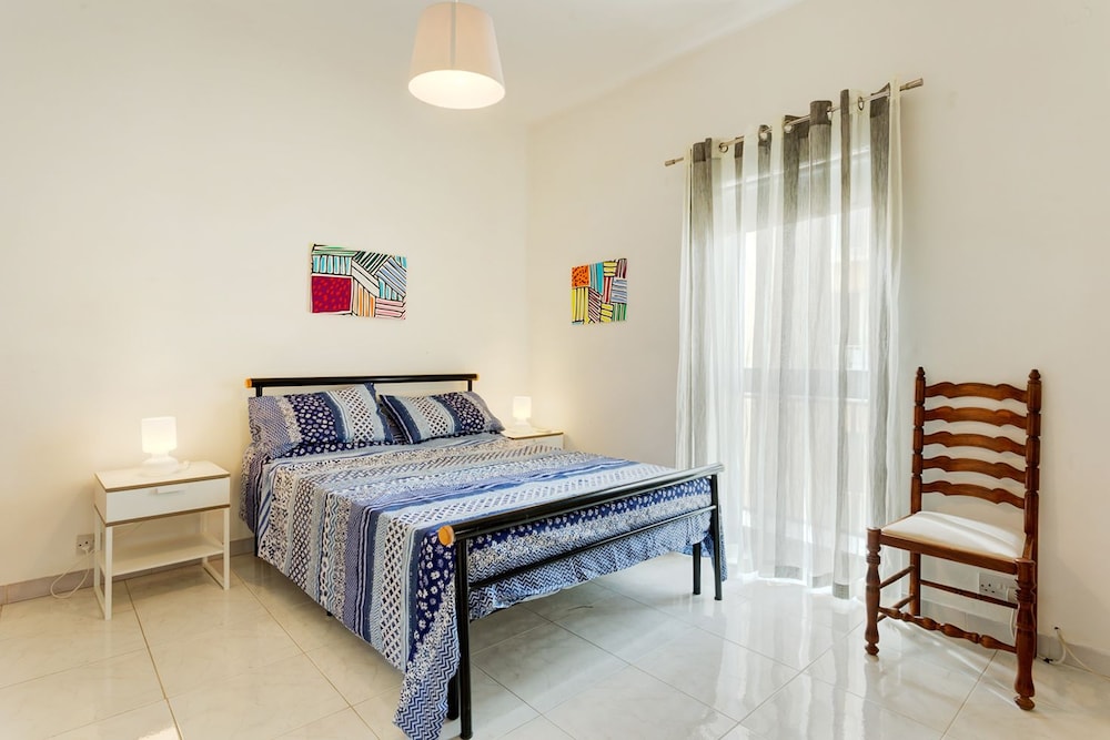 Seafront Apartment in Sliema wt Breathtaking Views view 4