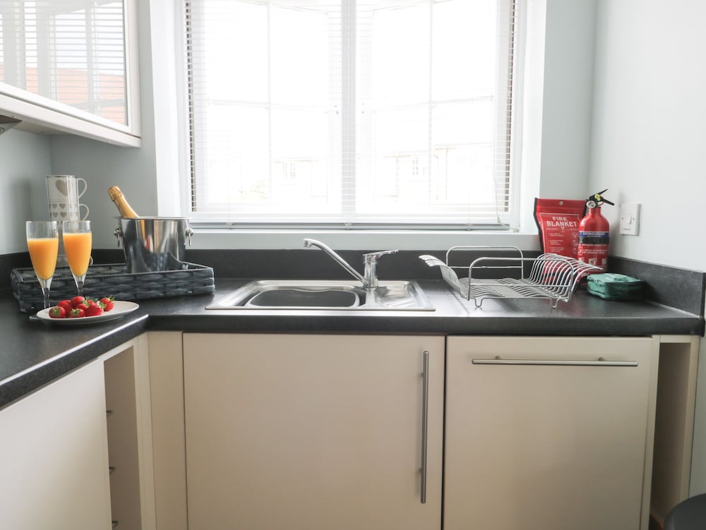 2 Perran Court