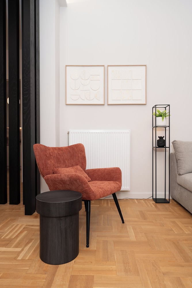 Spacious & Stylish Athens Apartment - Walk To Metro