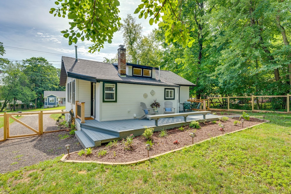 Welcoming Williams Bay Cottage w/ Deck & Fire Pit! view 5