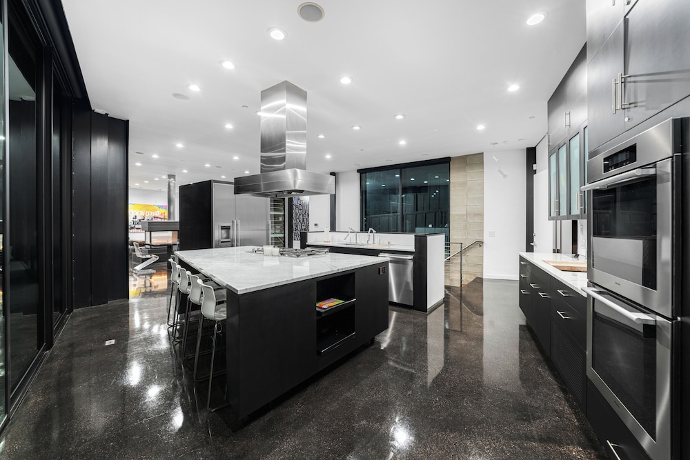 Glass Mansion - Chic Glass Villa in LA Hills With Views, Style & Serenity