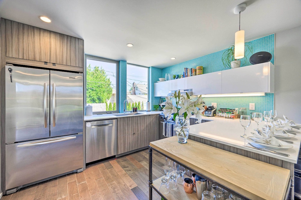 Canal & Mtn Views: Pet-friendly Seattle Retreat view 3