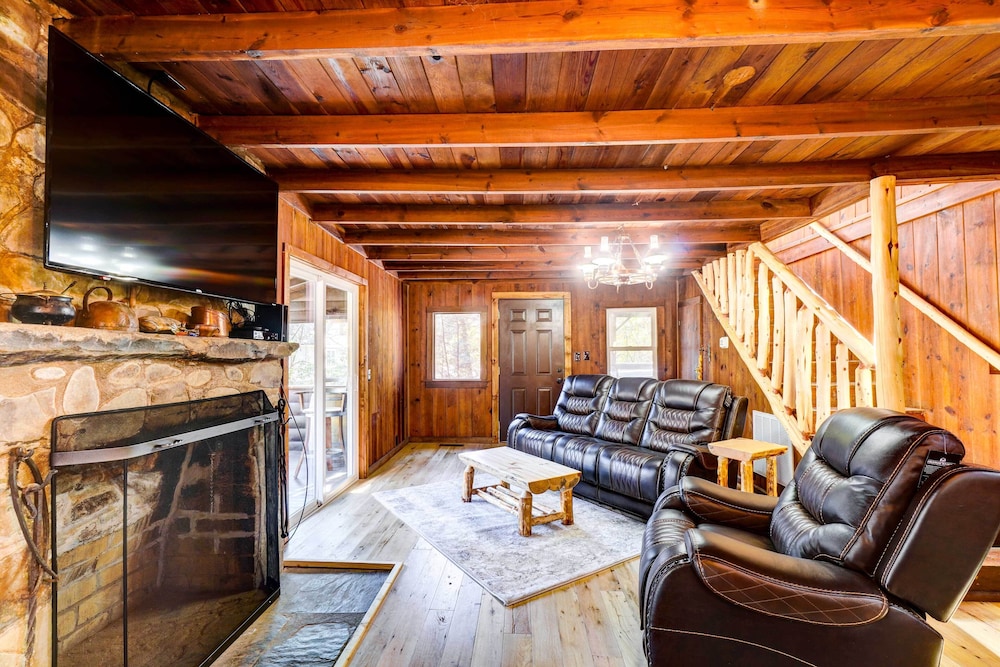 Gatlinburg Cabin: Hot Tub & River Views view 3