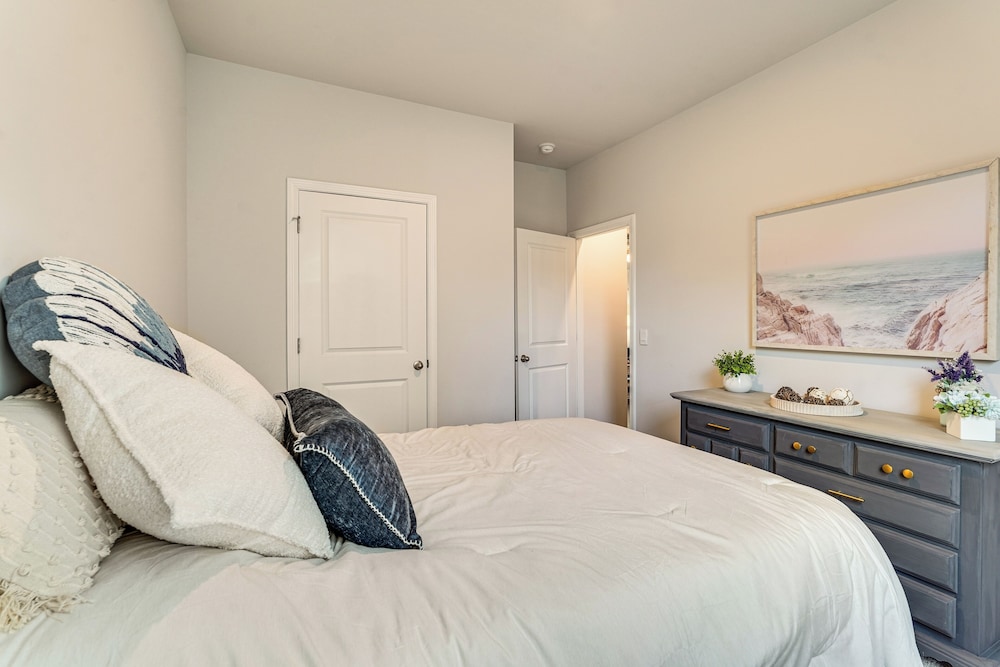 7 Mi to Dtwn Augusta! Modern Family Home