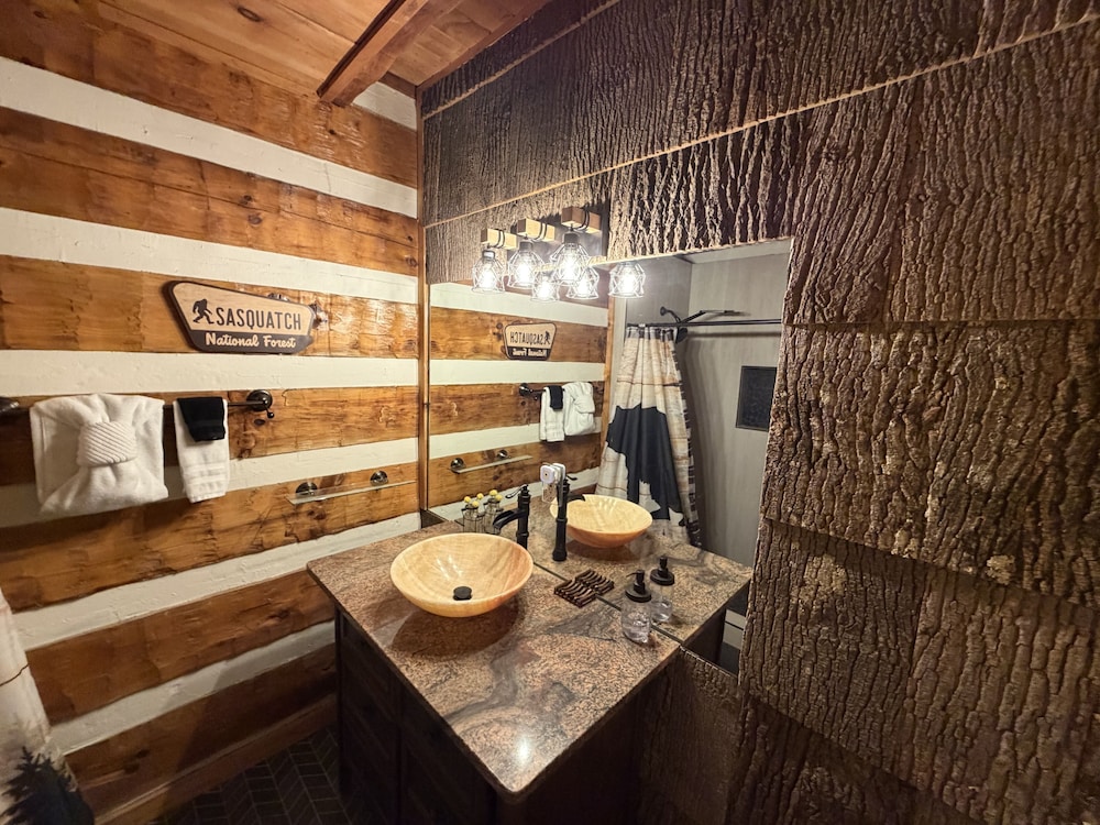 Boujee Bear Cabin With Hot Tub & Putting Green 2 Bedroom Cabin