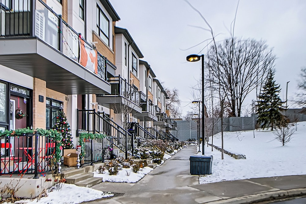 Modern 3BR Retreat Near Yorkdale Mall