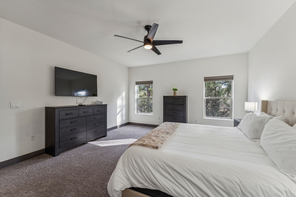 Scenic Golf Retreat With Modern Comforts & Fireplace 4 Bedroom Townhouse