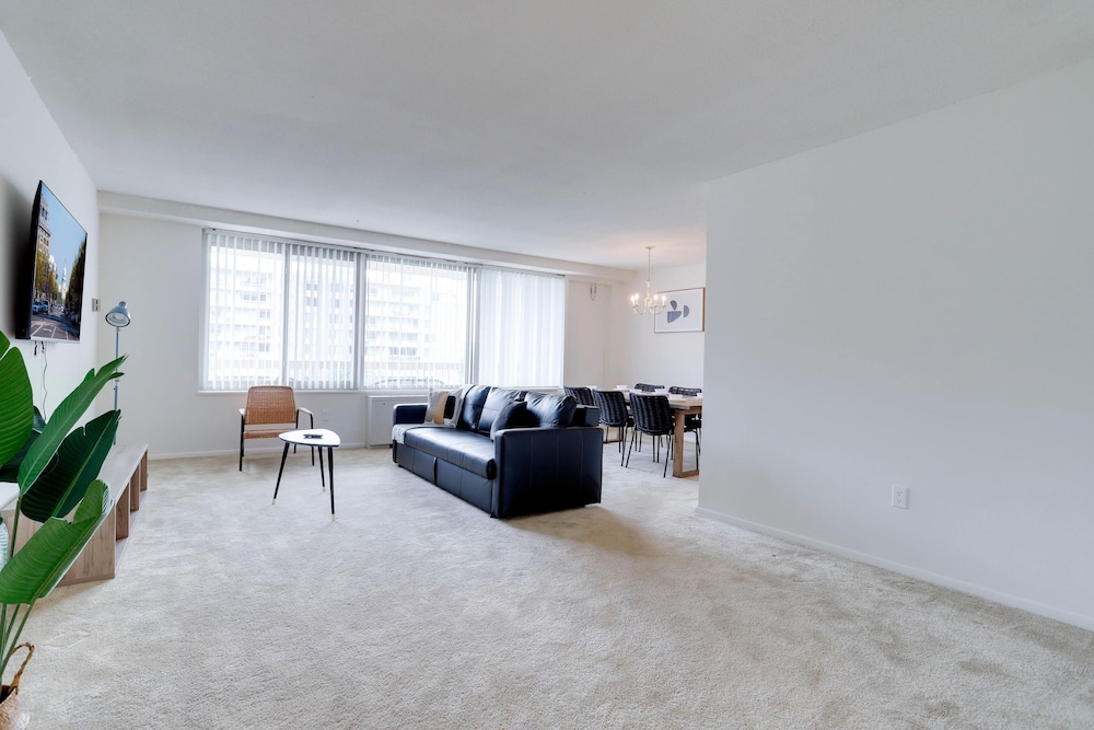 Stylish Comfort Condo in Crystal City