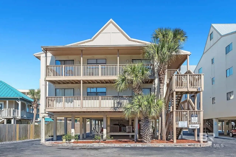1 bed Beach Pools Waterfront Boating Palmaway
