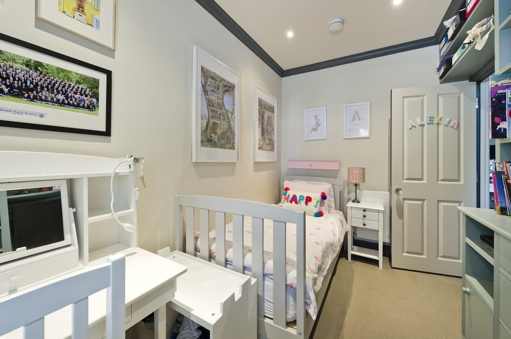 Delightful 3-bed Family Home Bayswater