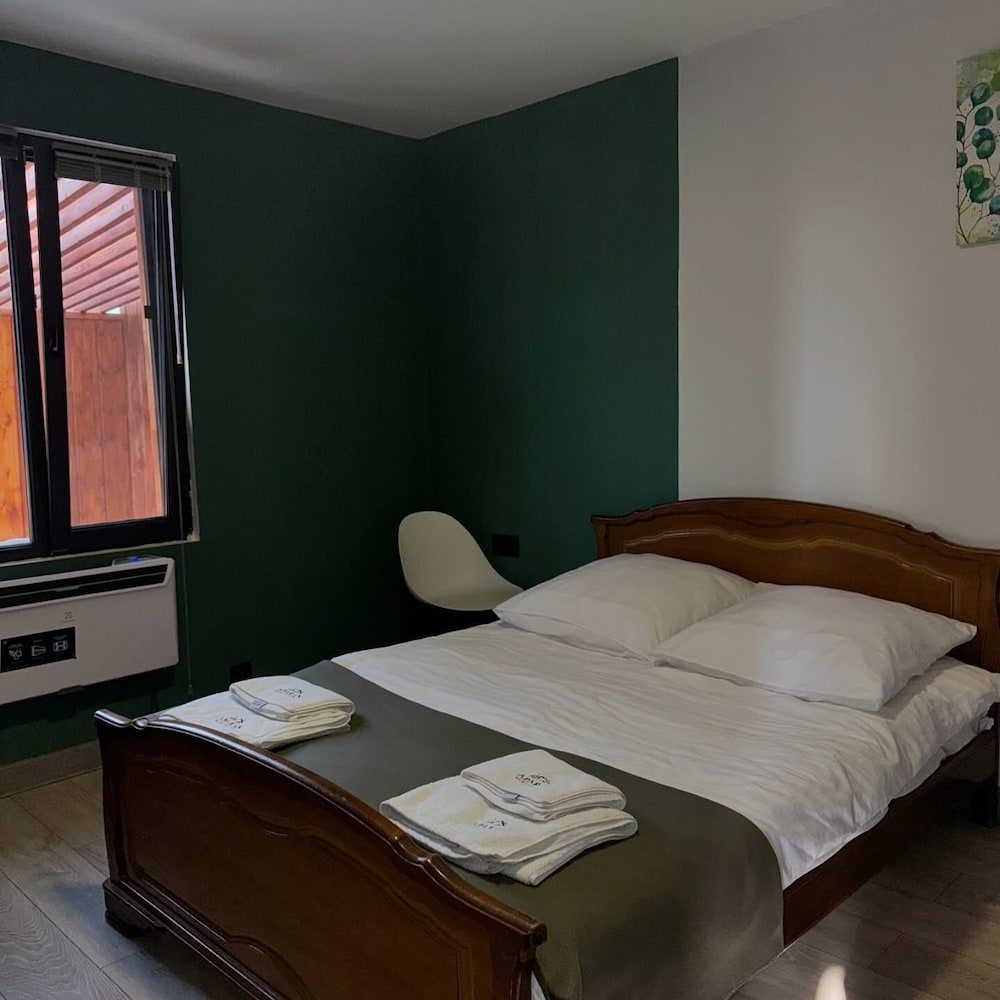 Aparan Guest House