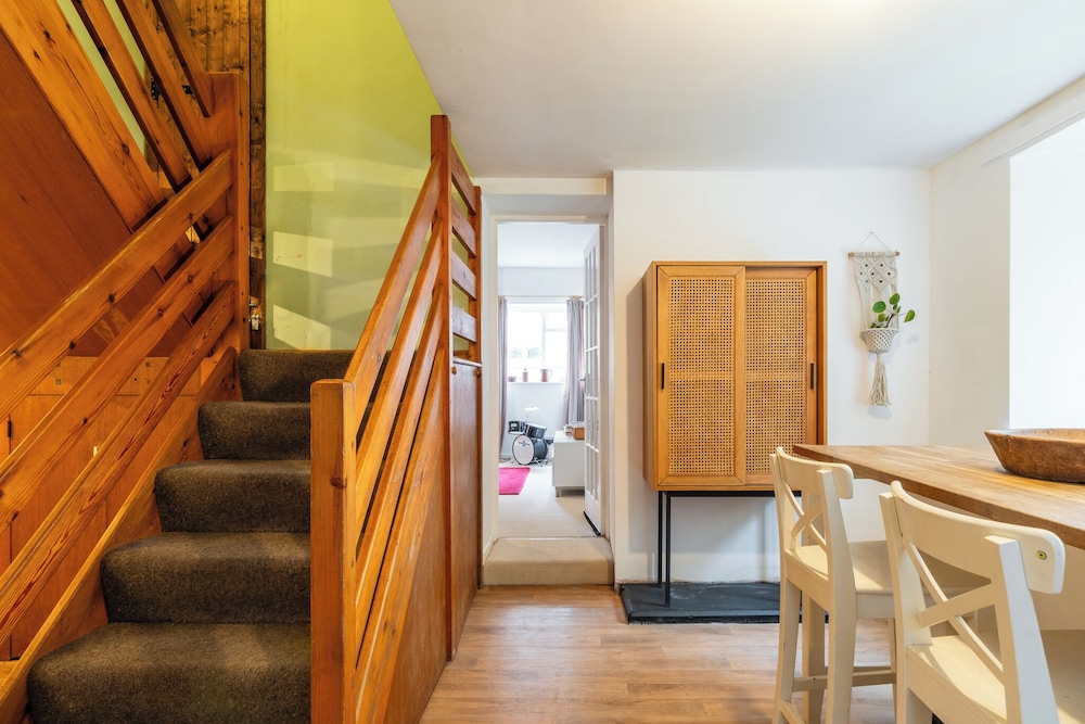 Stunning 8-Bedroom Home in Painswick