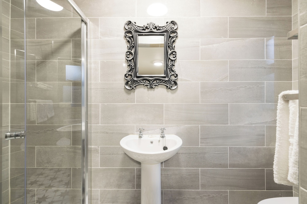 Ewings Bar & Self-Catering Accommodation