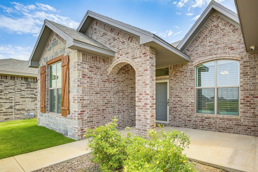8 Mi to Texas Tech: Spacious Lubbock Home