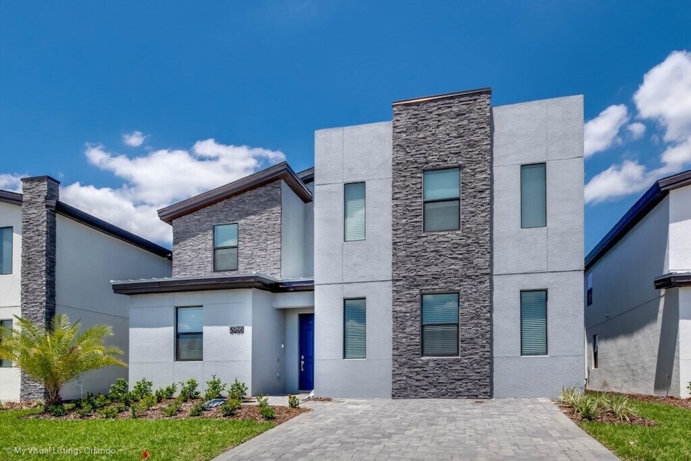 Lake View Tropical Movie Room, Game Room! 8 Bedroom Home by RedAwning