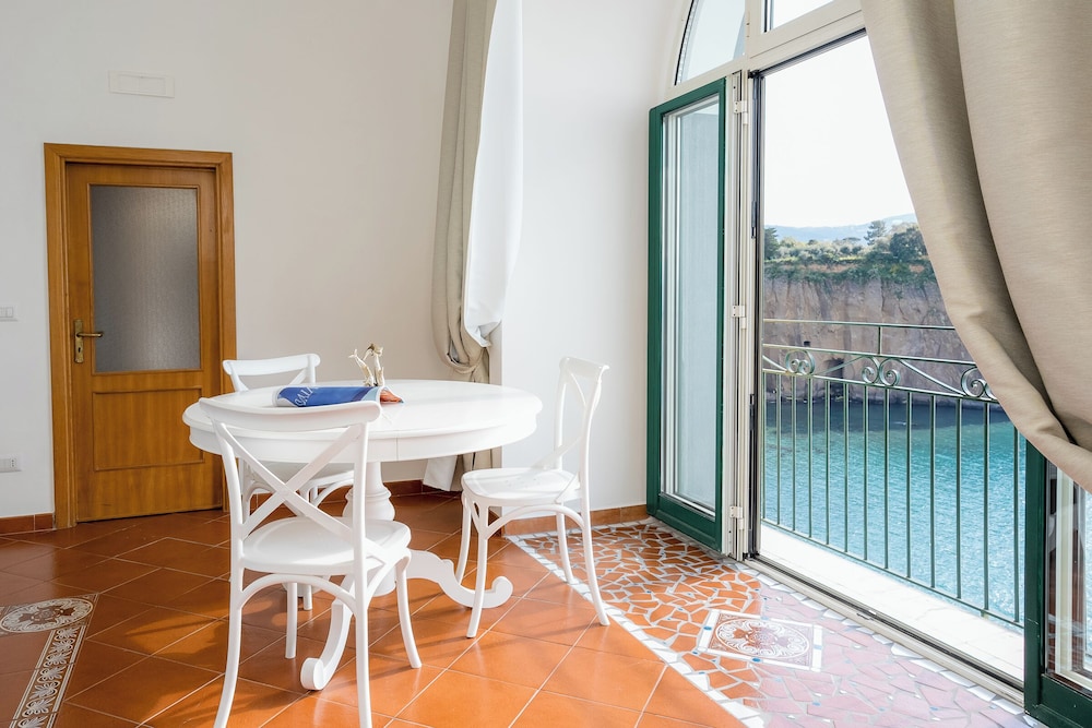 DIPINTO APARTMENTS