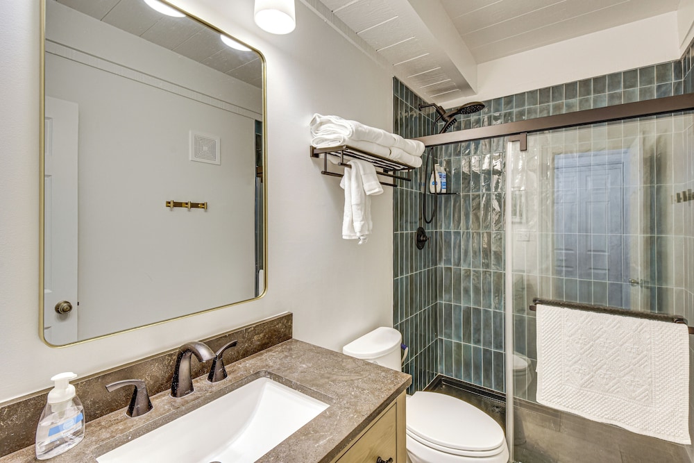 Newly Renovated: Pet-friendly Sapphire Retreat!
