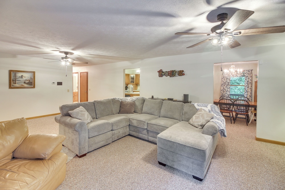 Family Home w/ Game Room! 1 Mi to Dale Hollow Lake
