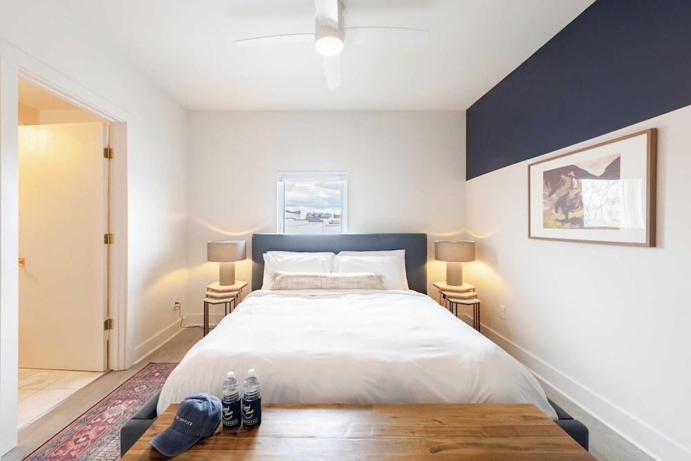 Sleeps 28 2 Units Near DT Nashville Outrider by Avantstay