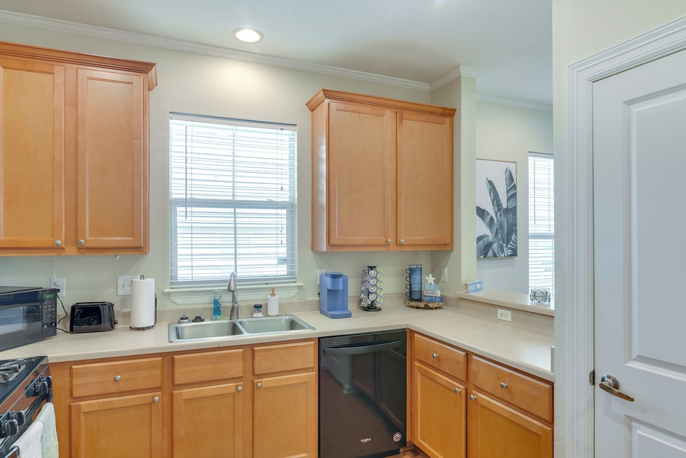 1/2 Mi to Galveston Beach Seawall: Retreat w/ Pool