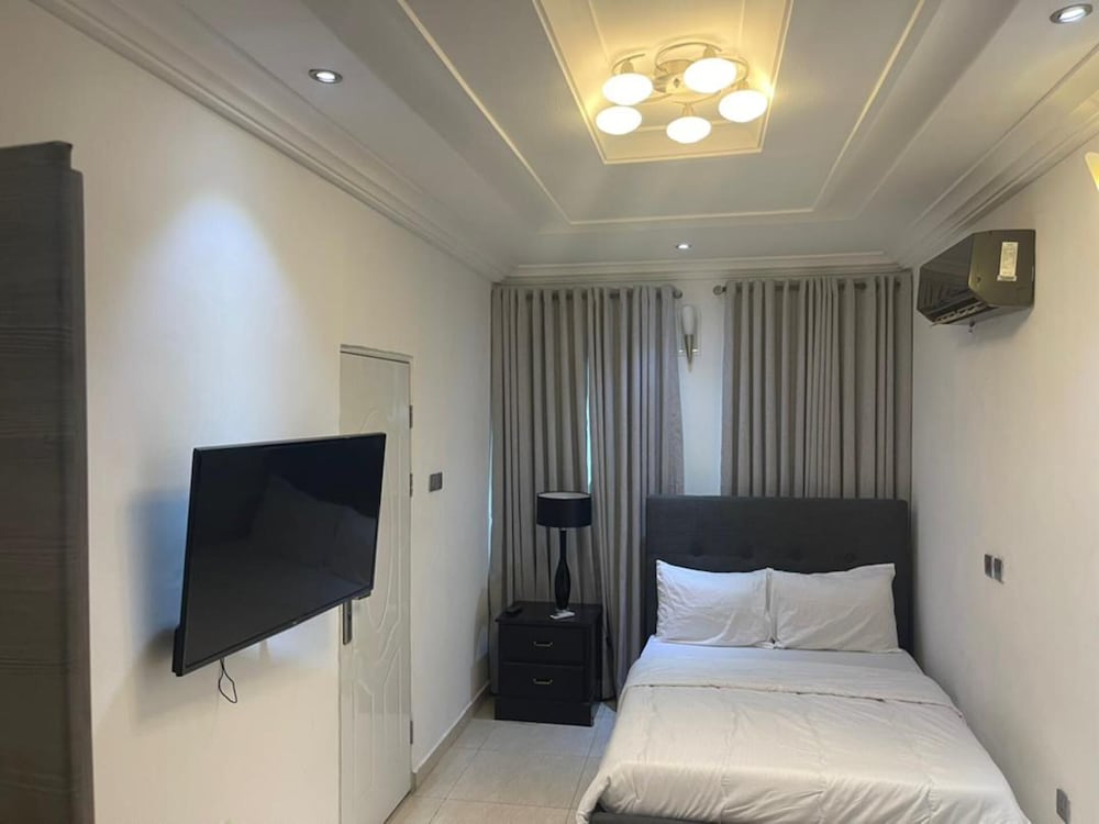 Lovely nb 3-bed House in Opebi view 2