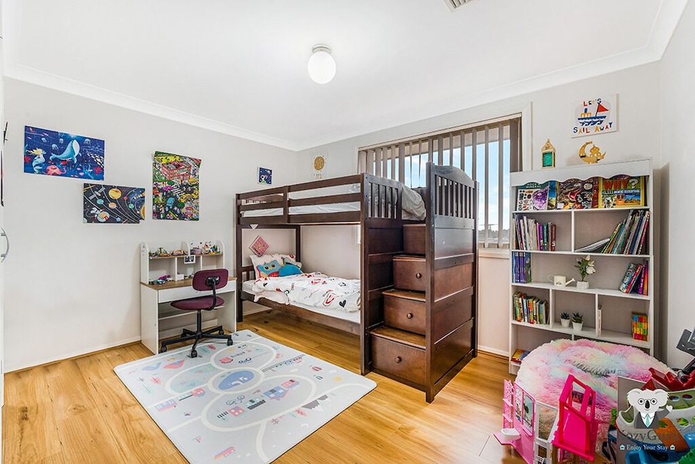 Kozyguru | West Hoxton | Spacious 7-Person Home With Backyard