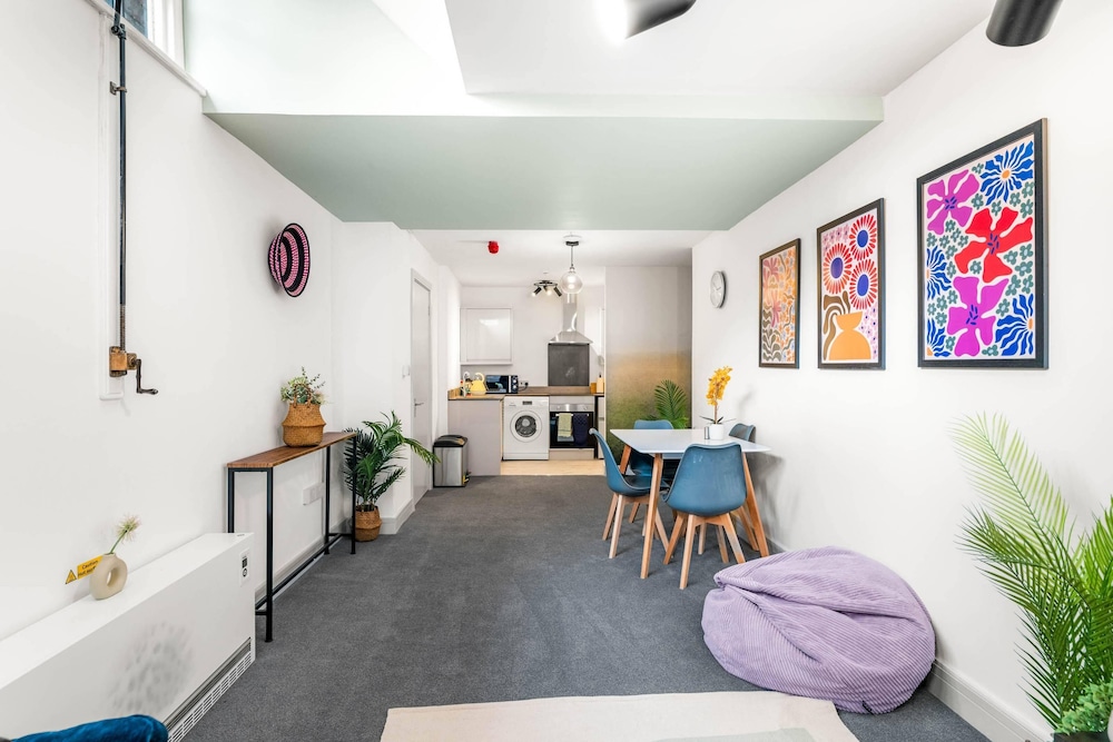 2 Bdr Modern Living in The Old Bank Hse