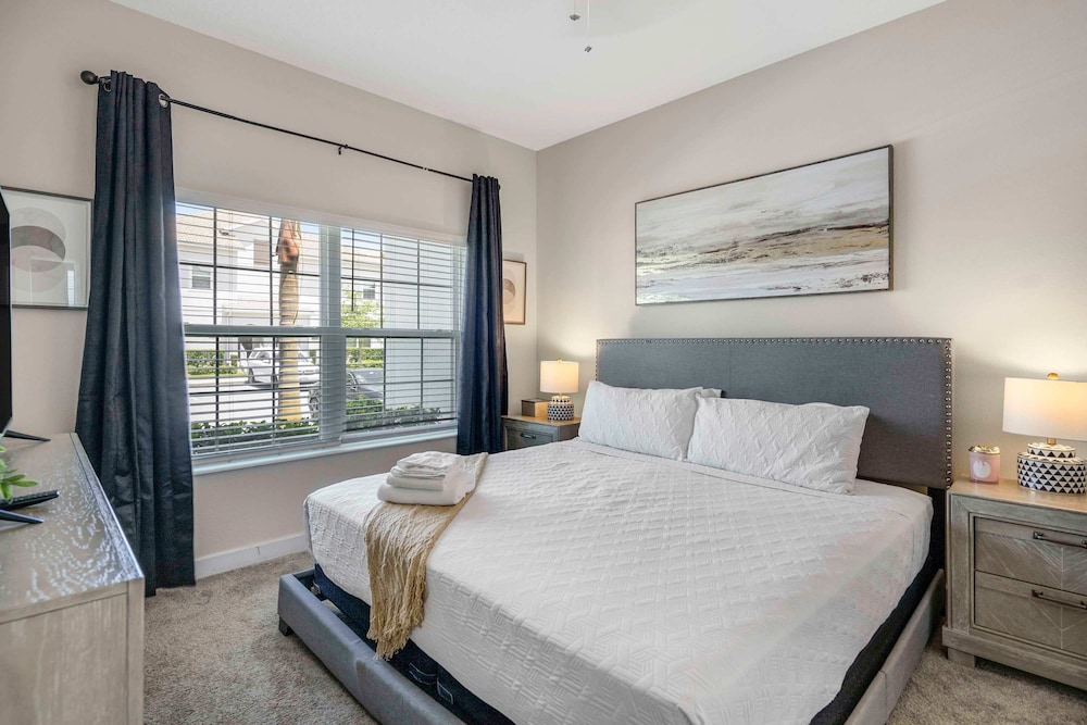 Stylish 4BR Pool Townhome Storey Lake