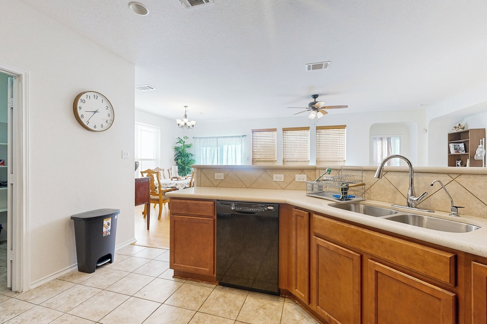 Inviting Home w/ Enlosed Yard & Gas Grill